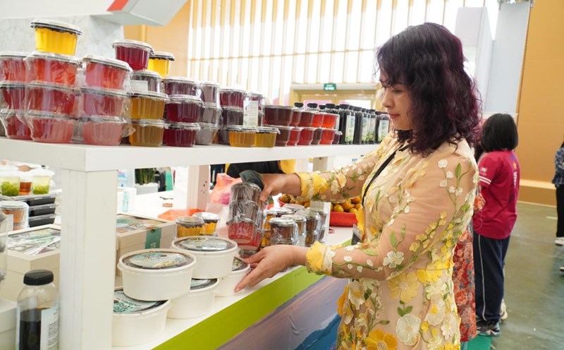 Ms. Nguyen Hai wants to spread Lang Son's specialties to people across the country. Photo: Ngoc Diep