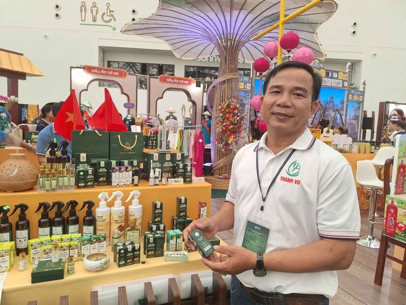 Tinh dau tram co tac dung voi he ho hap, giup nguoi ngui cam thay de chiu. Ngoai ra, san pham con su dung trong viec xoa bop, chong moi, nhuc. Anh: Ngoc Diep