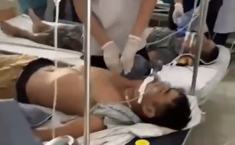 6 men in Nghe An had to be hospitalized for emergency treatment after drinking alcohol and being suspected of being poisoned. Photo: Ngoc Anh