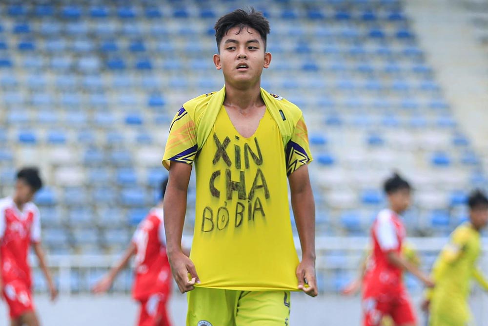 Ly Trung Hieu of Hanoi U14 had a special celebration. Photo: Hanoi FC