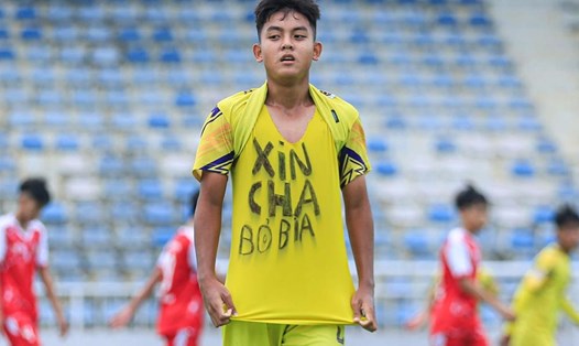 Lý Trung Hiếu của U14 Hà Nội có màn ăn mừng đặc biệt. Ảnh: Hà Nội FC