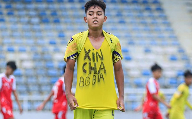 Ly Trung Hieu of Hanoi U14 had a special celebration. Photo: Hanoi FC
