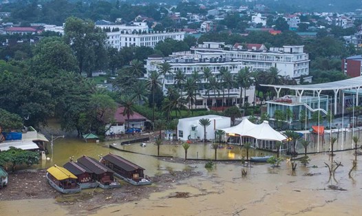 Nước sông Hương lên cao, nhiều tuyến đường ở TP Huế bị ngập trong mưa lũ. Ảnh: N. Phong.