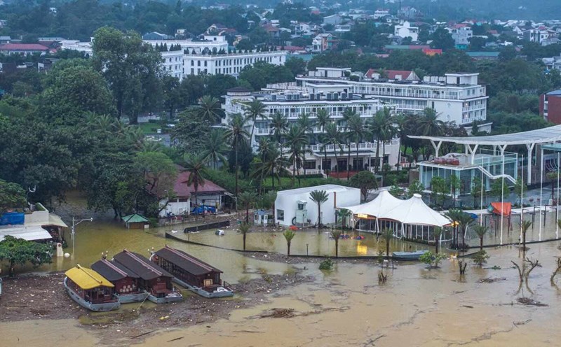 The water level of the Huong River rose, many roads in Hue City were flooded during floods. Photo: N. Phong.