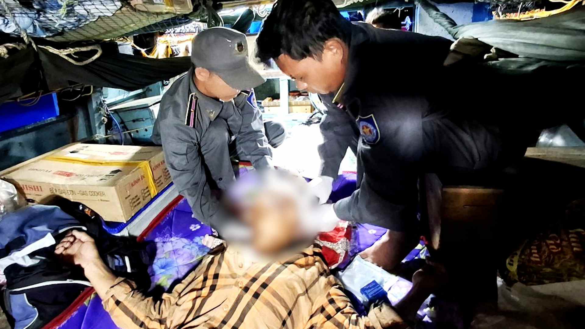 Fishing boat urgently rescues seriously injured fishermen at sea