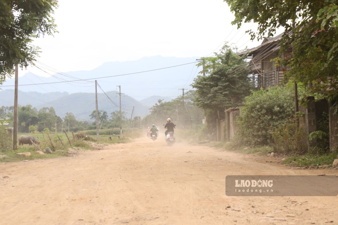 Tuyến đường liên xã cứ mưa thì nhầy nhụa, nắng thì bụi bẩn. Ảnh: Văn Đức
