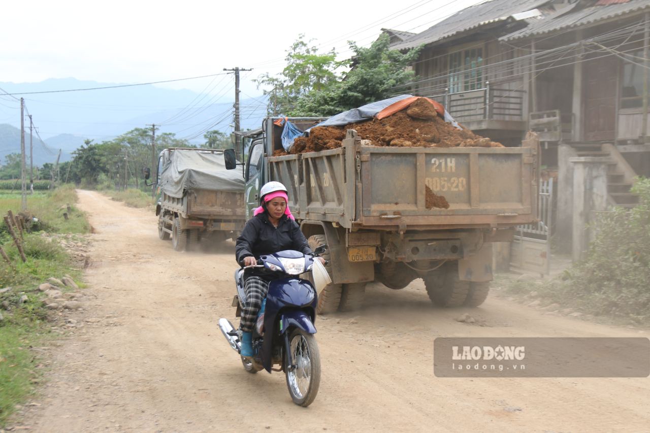 Người dân nêu nguyên nhân do đường phải gánh lượng lớn xe trọng tải lớn chở nguyên vật liệu qua lại hàng ngày. Ảnh: Văn Đức