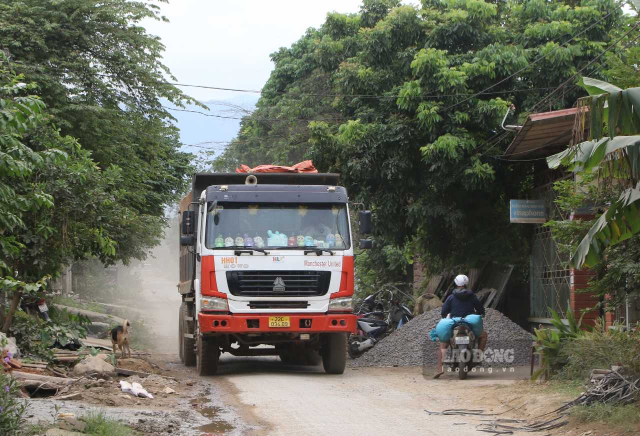Đường nhỏ, hẹp, xuống cấp khiến việc đi lại gặp nhiều khó khăn. Ảnh: Văn Đức