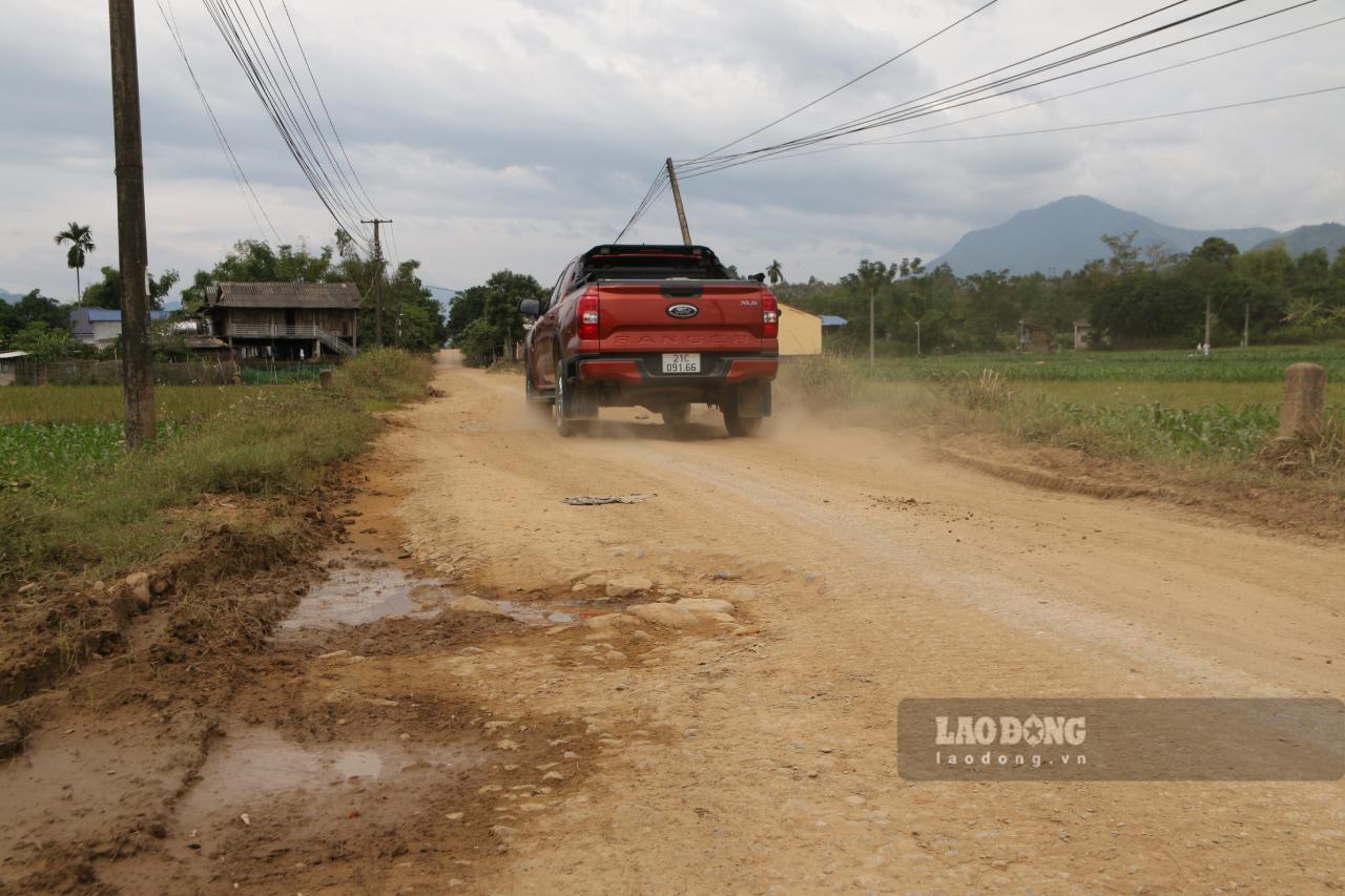 Mặt đường bị bong tróc, hư hỏng nghiêm trọng. Ảnh: Văn Đức