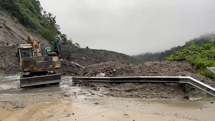 Can nhieu thoi gian de dao boi, don het khoi dat da tren duong qua deo. Anh: Thanh Tuan