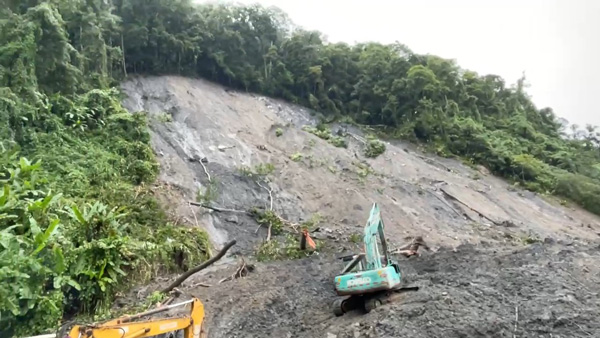 The hills were broken, thousands of cubic meters of rock and soil collapsed onto the Ho Chi Minh road, passing through Dak Plo commune. Photo: Thanh Tuan