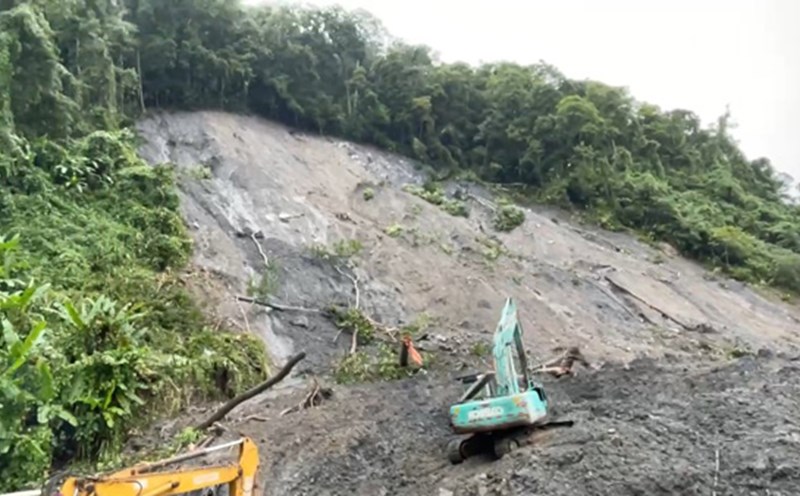 The hills were broken, thousands of cubic meters of rock and soil collapsed onto the Ho Chi Minh road, passing through Dak Plo commune. Photo: Thanh Tuan