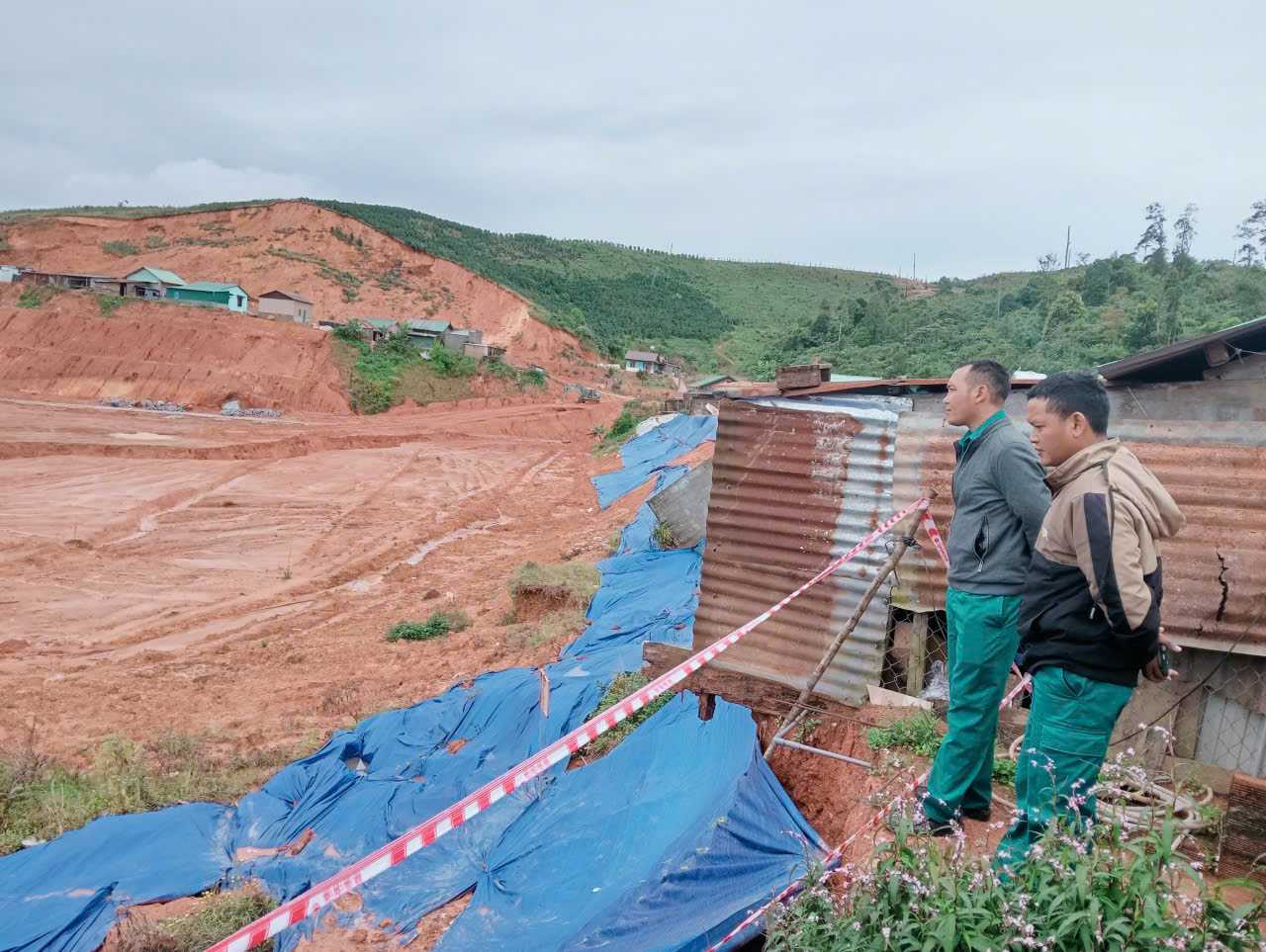 Luc luong dan quan ung truc 24/24 gio de kip thoi phat hien, xu ly su co sat lo. Anh: Phuc Khanh