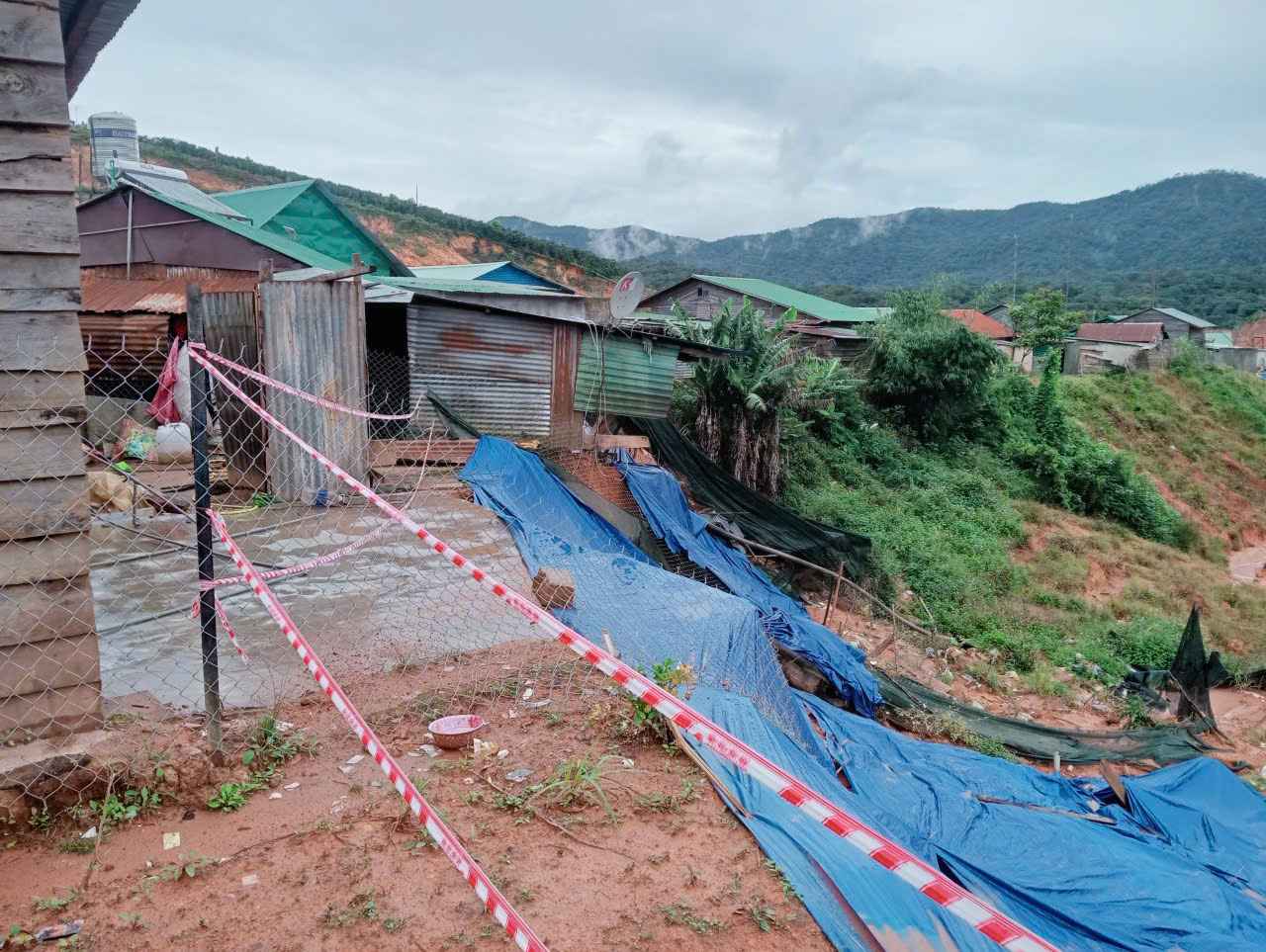 Cong tac khac phuc sat lo dang duoc chinh quyen, co quan chuc nang dat biet quan tam. Anh: Phuc Khanh