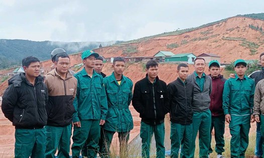 Các lực lượng tham gia ứng trực tại khu dân cư Đưng K'Nớ 5 (Lâm Đồng). Ảnh: Phúc Khánh