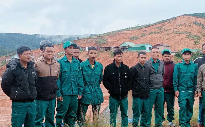 Forces participating in the watchful inspection at Dung K'No 5 residential area (Lam Dong). Photo: Phuc Khanh