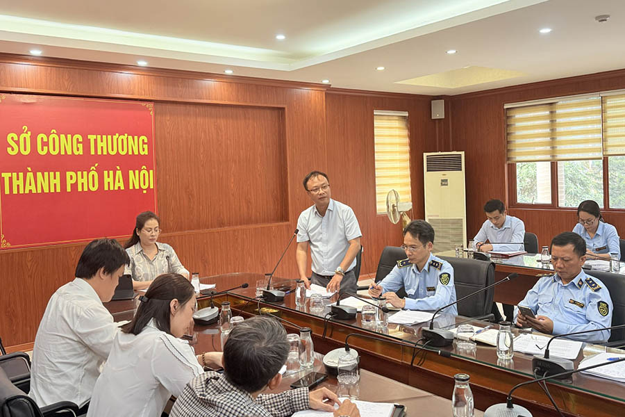 Duong Manh Hung – Pho Chi cuc truong Chi cuc QLTT Ha Noi phat bieu tai cuoc hop. Anh: Chi Cuc QLTT Ha Noi