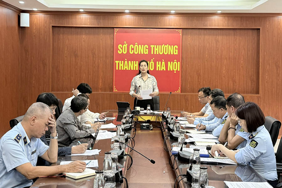 Ms. Nguyen Kieu Oanh - Deputy Head of the Standing Committee of the Hanoi City Steering Committee 389, Deputy Director of the Department of Industry and Trade directed at the meeting to establish 2 Inspection Teams. Photo: Hanoi Market Management Department