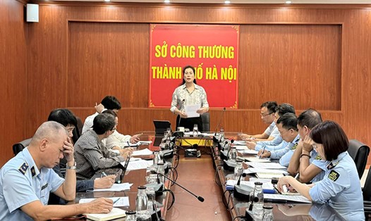 Bà Nguyễn Kiều Oanh -Phó Trưởng ban Thường trực Ban Chỉ đạo 389 Thành phố Hà Nội, Phó Giám đốc Sở Công Thương chỉ đạo tại cuộc họp thành lập 2 Đoàn kiểm tra. Ảnh: Chi Cục QLTT Hà Nội