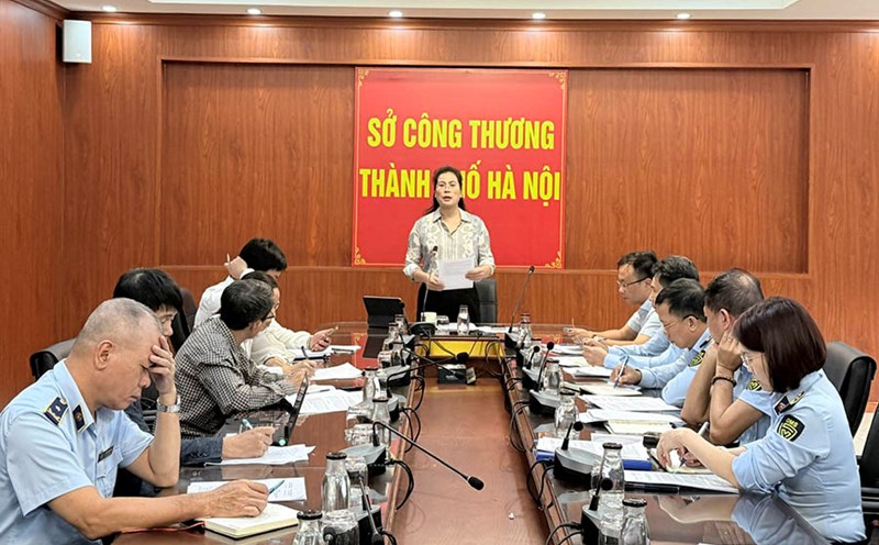 Ms. Nguyen Kieu Oanh - Deputy Head of the Standing Committee of the Hanoi City Steering Committee 389, Deputy Director of the Department of Industry and Trade directed at the meeting to establish 2 Inspection Teams. Photo: Hanoi Market Management Department