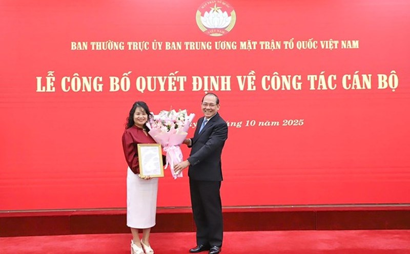 Vice Chairman of the Central Committee of the Vietnam Fatherland Front Hoang Cong Thuy presented the Decision and presented flowers to congratulate Ms. Nguyen Quynh Lien - Member of the Presidium, Head of the Committee for Democracy, Supervision and Social Criticism of the Central Committee of the Vietnam Fatherland Front. Photo: Minh Hien