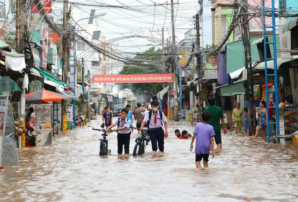 カントー市では、満潮や増水のたびに多くの場所が深い浸水に見舞われます。写真: タクアン