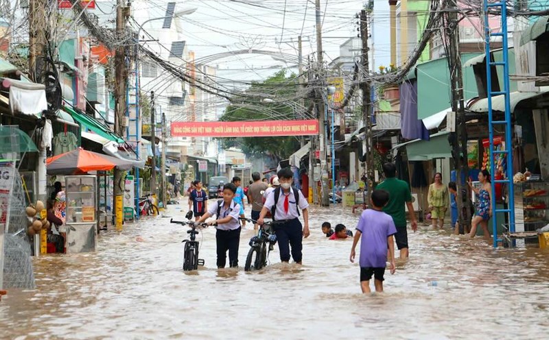 Many places in Can Tho City are deeply flooded during high tides and rising water levels. Photo: Ta Quang