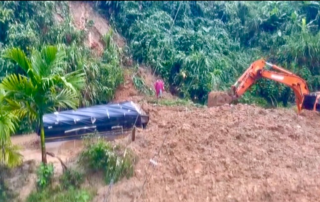 Dat da bat ngo ap xuong vui nua xe tai o vung cao Da Nang, tai xe may man thoat chet. Anh: Van Phuc