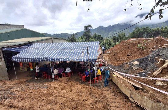 ダクラクで父子が死亡した家の基礎崩壊現場。写真: バオ・チュン