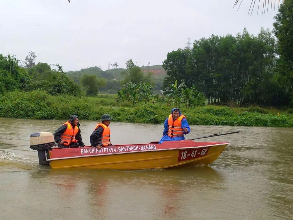 ダナンの川では行方不明者の捜索に一晩で50人以上が動員された。写真: マイ・ヴィ