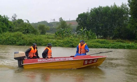 Huy động hơn 50 người xuyên đêm tìm kiếm người mất tích trên sông ở Đà Nẵng. Ảnh: Mai Vy