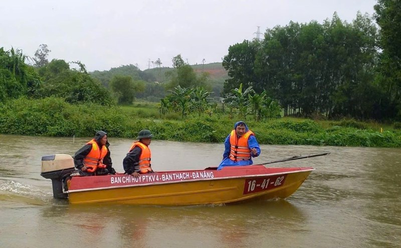 Mobilizing more than 50 people all night to search for missing people on the river in Da Nang. Photo: Mai Vy