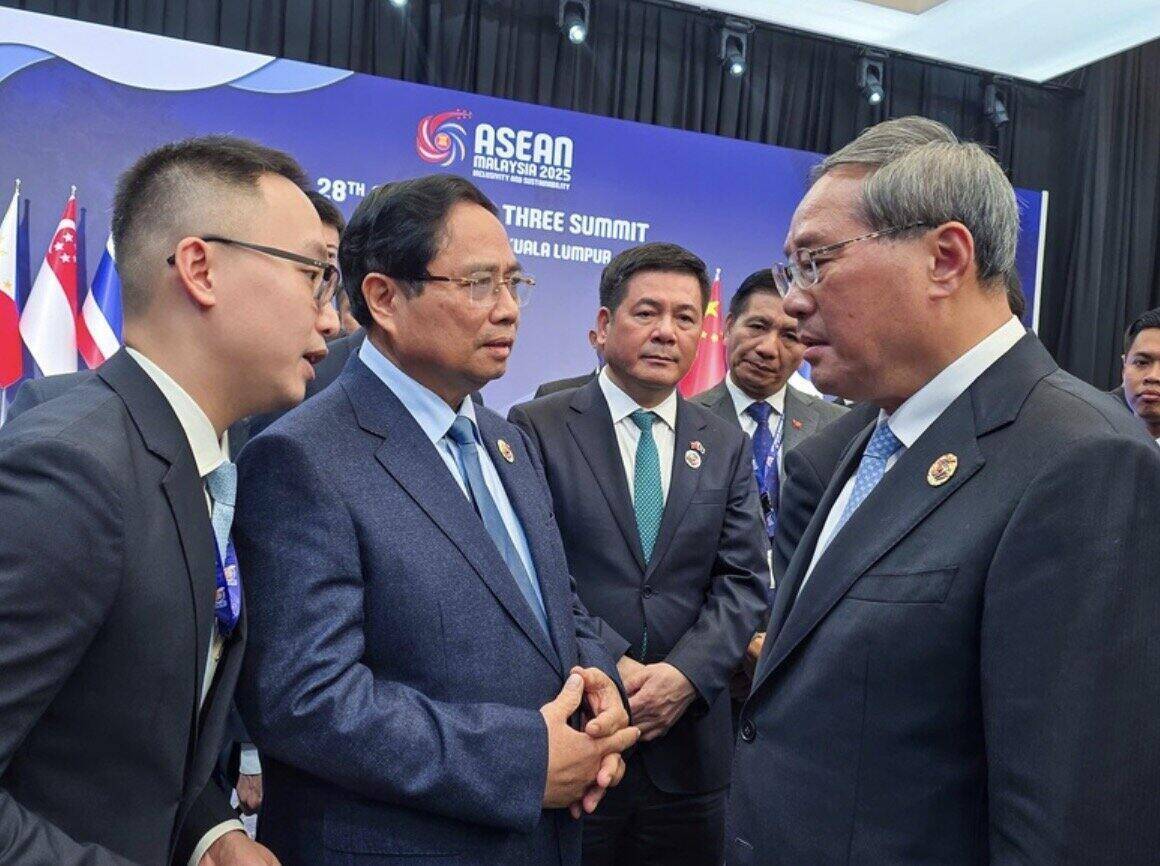 Politburo member and Prime Minister Pham Minh Chinh met with Chinese Premier Li Qiang. Photo: Ministry of Foreign Affairs