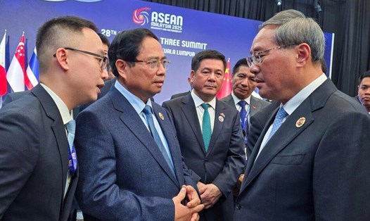 Ủy viên Bộ Chính trị, Thủ tướng Chính phủ Phạm Minh Chính gặp Thủ tướng Quốc vụ viện Trung Quốc Lý Cường. Ảnh: Bộ Ngoại giao