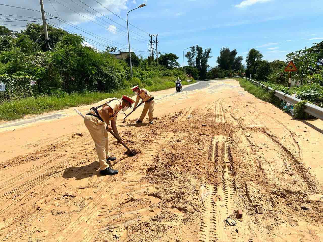 Canh sat Giao thong tuan tra phat hien lop cat tran de gay truot banh xe may tren tuyen duong du lich ra Mui Ne nen da xu ly mat duong. Anh: Duy Tuan 