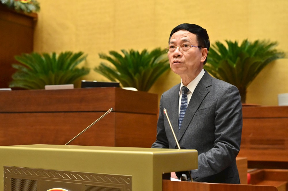 El Ministro de Ciencia y Tecnologia Nguyen Manh Hung dijo que el proyecto de ley ha añadido regulaciones para proteger los derechos de propiedad intelectual de bienes virtuales e inteligencia artificial. Foto: Pham Thang