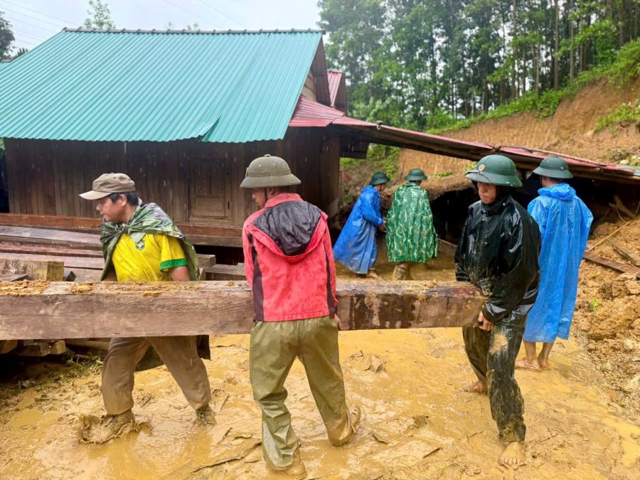 ダナンの土砂崩れで埋もれそうになった家族をタイムリーに救出。写真: マイ・ヴィ