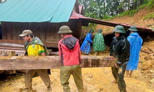 Kịp thời cứu hộ gia đình suýt bị vùi lấp do sạt lở ở Đà Nẵng. Ảnh: Mai Vy