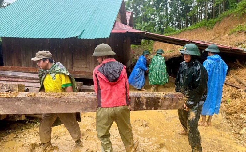Timely rescue of a family nearly buried by a landslide in Da Nang. Photo: Mai Vy