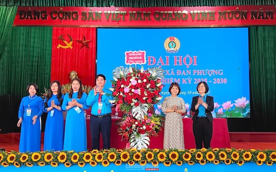 단프엉 코뮌 노동조합은 현재 47개의 기초 노동조합을 관리하고 있는 2025~2030년 임기의 제1차 총회를 조직했습니다. 사진: CDX