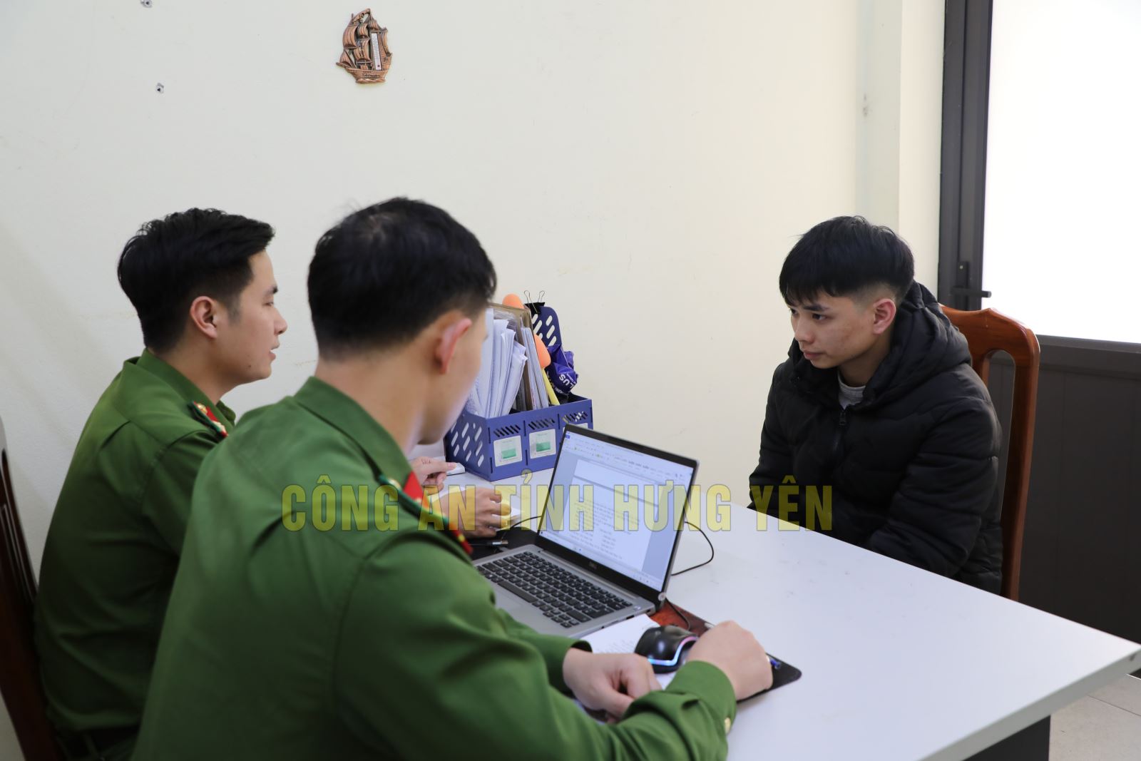 Đối tượng Trần Trung Hiểu tại cơ quan điều tra. Ảnh: Công an tỉnh Hưng Yên