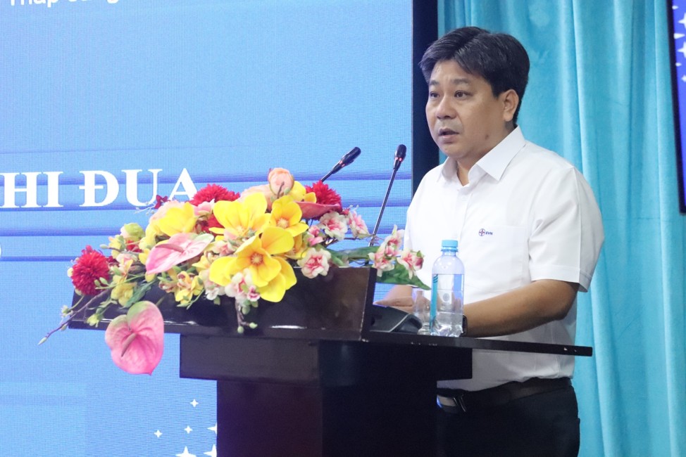 Dang uy vien, Pho giam doc, Chu tich Cong doan Nha may Tran Ngoc Huong phat dong phong trao thi dua giai doan 2025 - 2030. Anh: Binh Minh