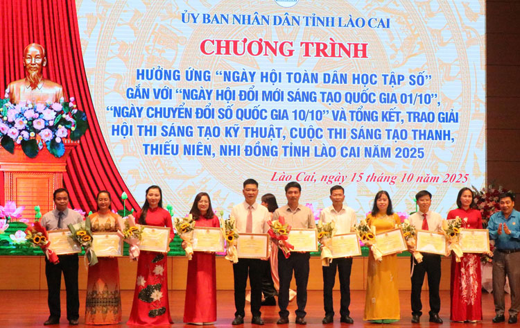 Trao Bang khen cua LDLD tinh Lao Cai cho cac tac gia dat giai Hoi thi sang tao ky thuat. Anh: Huyen Thuy