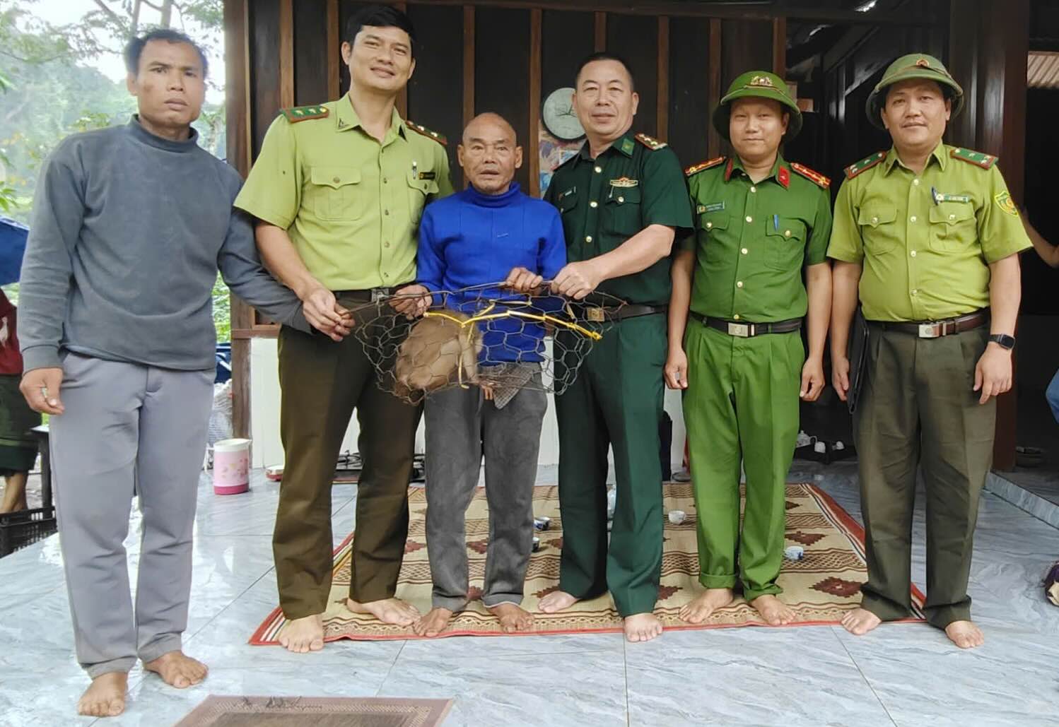 希少なブタオザルが当局に引き渡された。写真: スアン・ビン