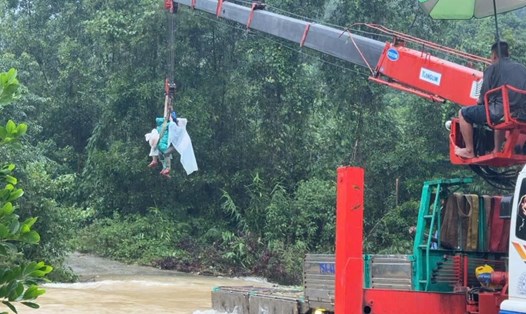 Công an phường Phong Điền phối hợp lực lượng chức năng giải cứu thành công 6 người dân đi phát rừng mắc kẹt do mưa lũ. Ảnh: T. Hồng.