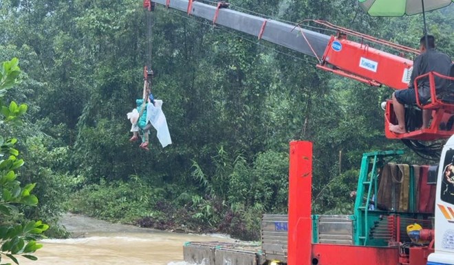 Công an TP Huế liên tiếp giúp đỡ người dân gặp nguy hiểm do mưa lũ