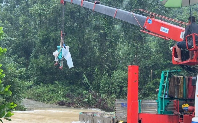 Phong Dien Ward Police coordinated with functional forces to successfully rescue 6 people who were trapped in flooded forests. Photo: T. Hong.