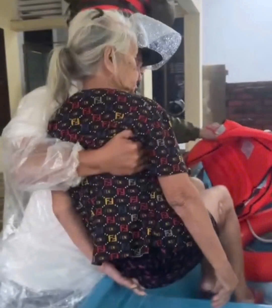 Cong an phuong An Cuu dua cu gia 92 tuoi vung ngap sau den noi an toan. Anh: T. Hong.