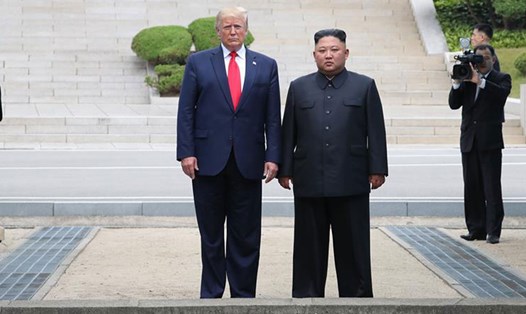 Tổng thống Mỹ Donald Trump và Chủ tịch Triều Tiên Kim Jong Un gặp nhau tại biên giới liên Triều vào năm 2019. Ảnh: Xinhua