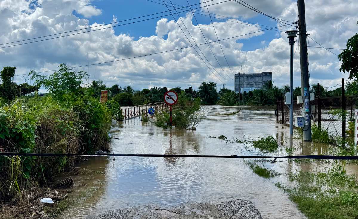 Soi day mac ngang o dau cau Duc de ngan nguoi dan luu thong qua. Anh: Duy Tuan